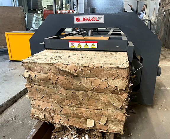 Plene Automatic meminisset Baling Ratio in Russian Carton Factory